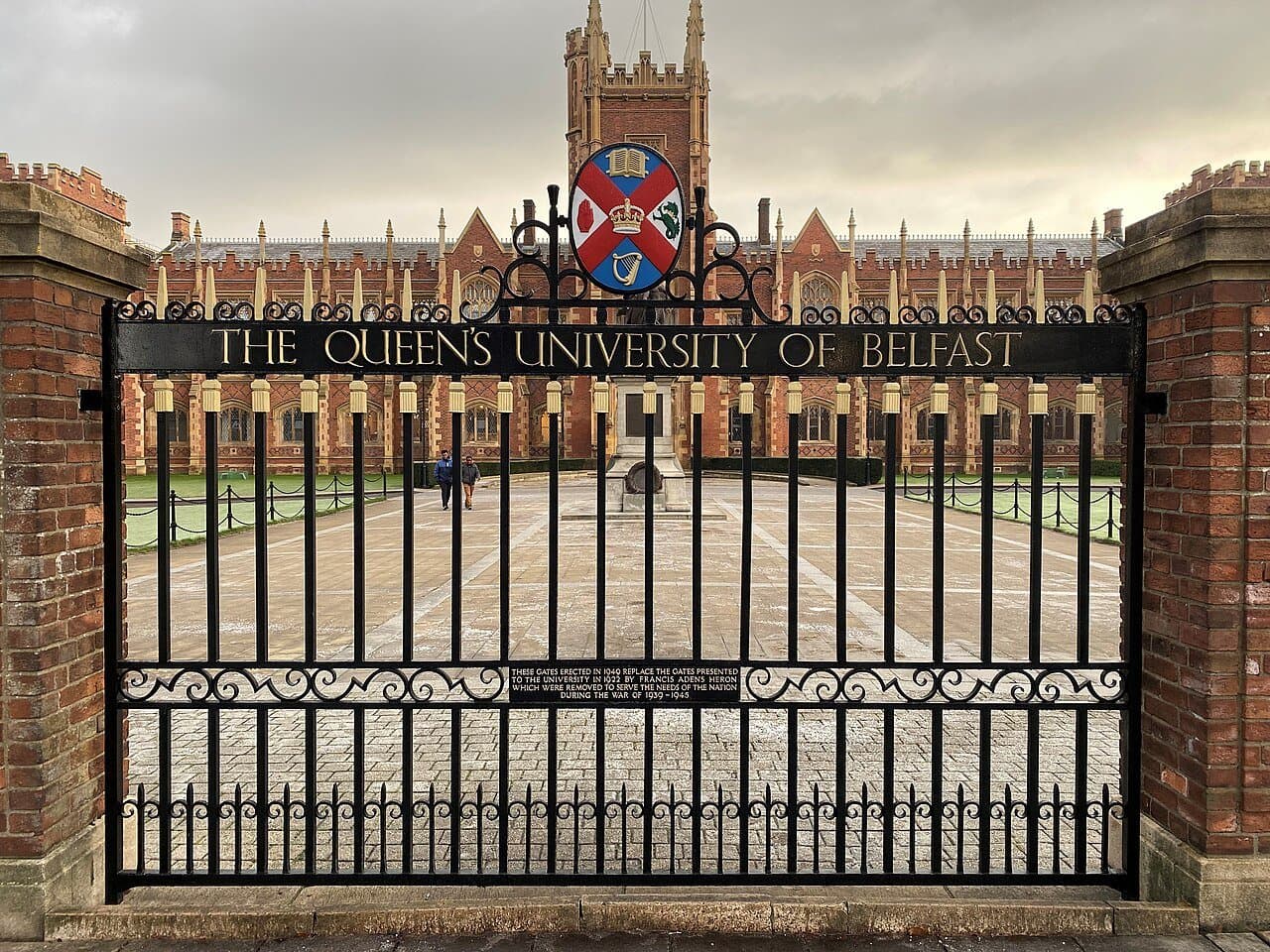 Queen's University Belfast thumbnail 2